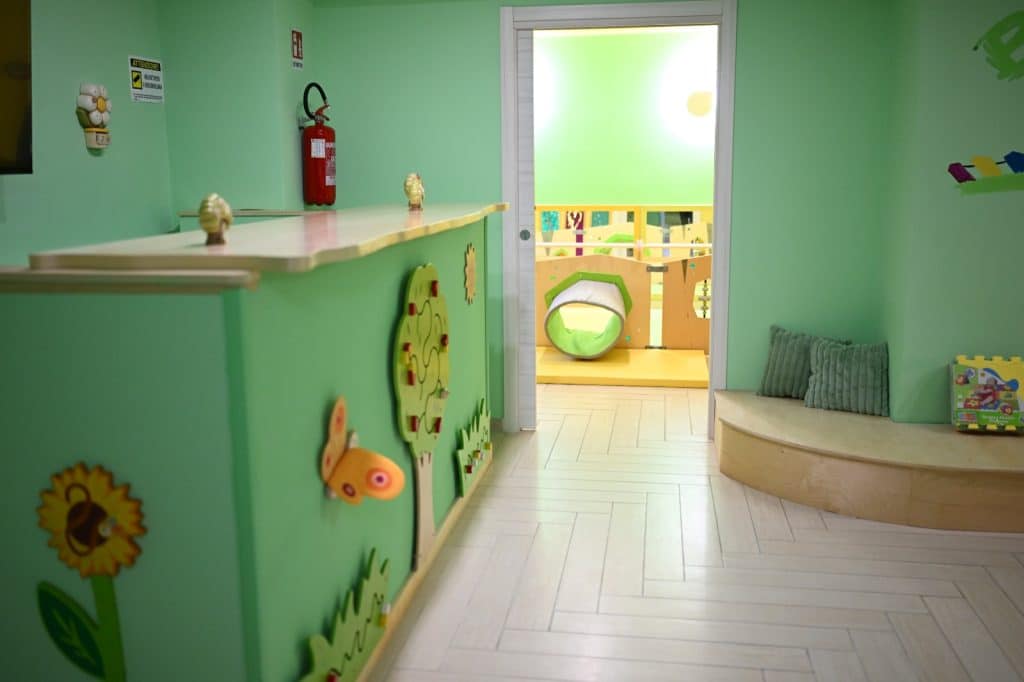 Esempio stanza per il cambio di un asilo nido con arredamenti Ludovico