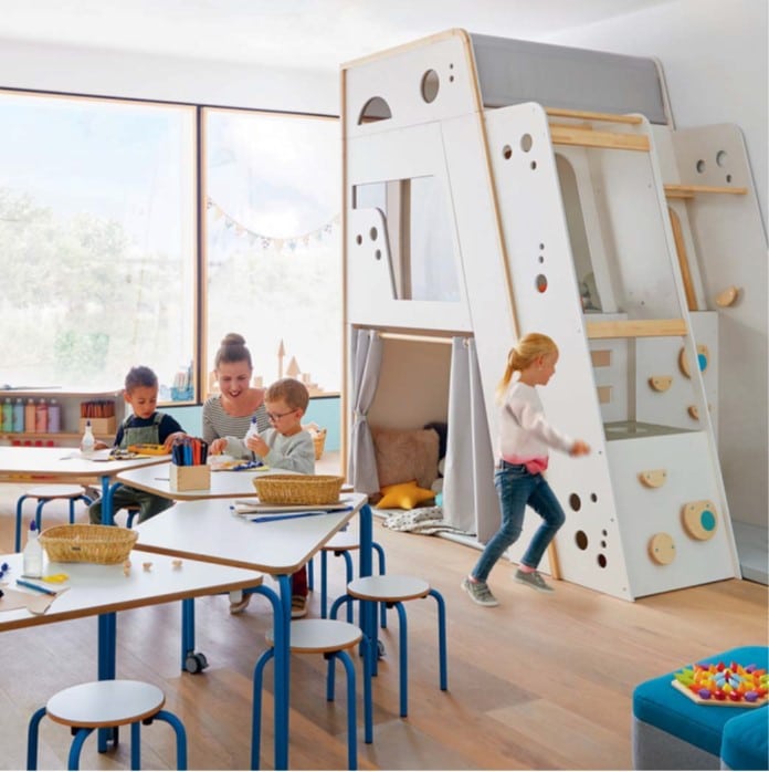 esempio di aula arredata con breeze.upp di ludovico con banchi modulari e grande struttura