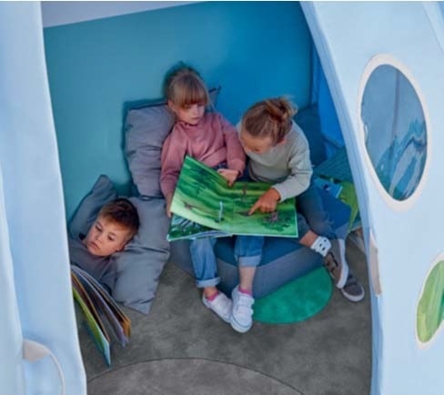 bambini che leggono in tenda breeze.upp