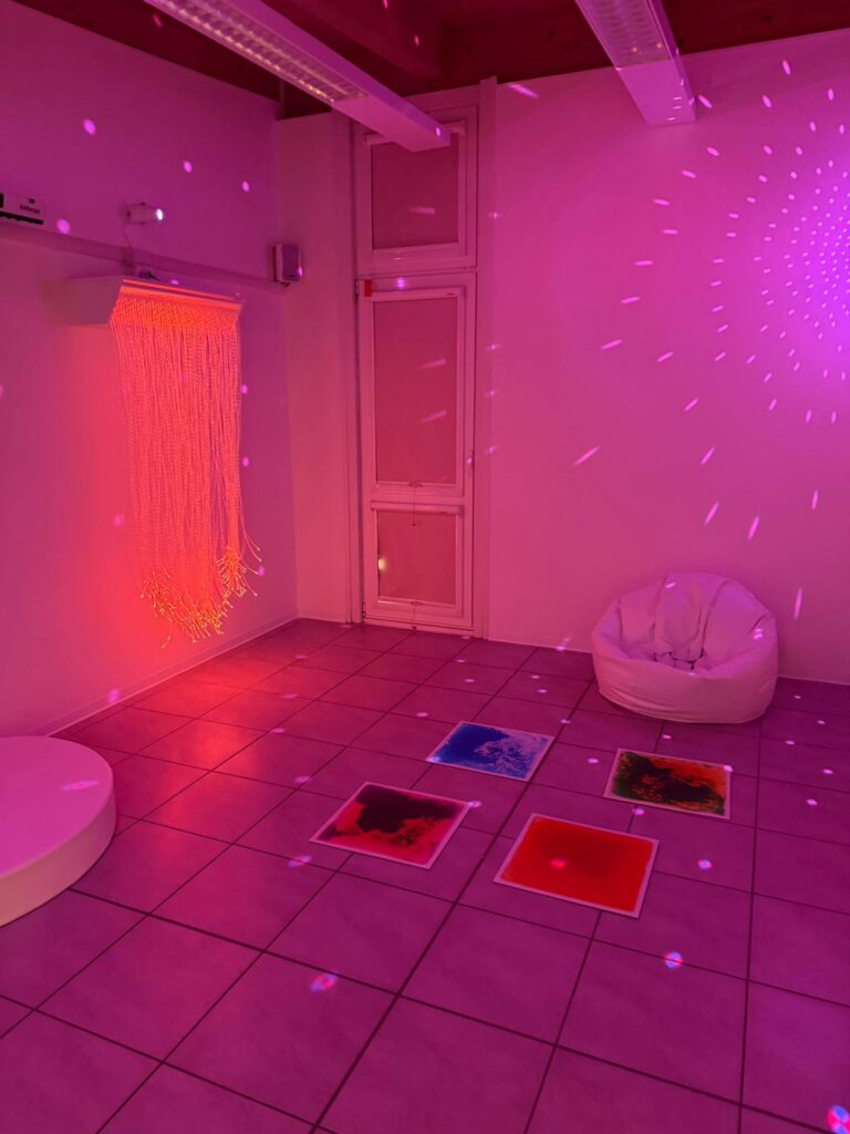 angolo con pouf stanza snoezelen universo blu